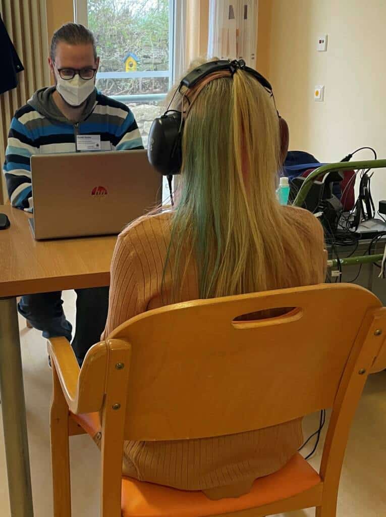 Hörüberprüfung mit Computer und Kopfhörer