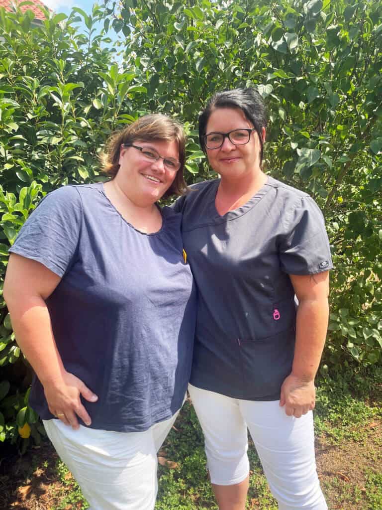 Praxisanleiterin Jacqueline und Azubi Daniela im Grünen