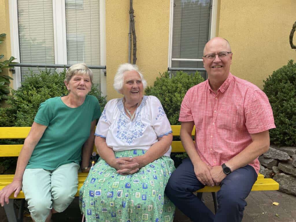 35-Jahre Betriebszugehörigkeit: Monika Kraus mit Eva Witt und Heimleiter Helmut Witt auf der Bank sitzend