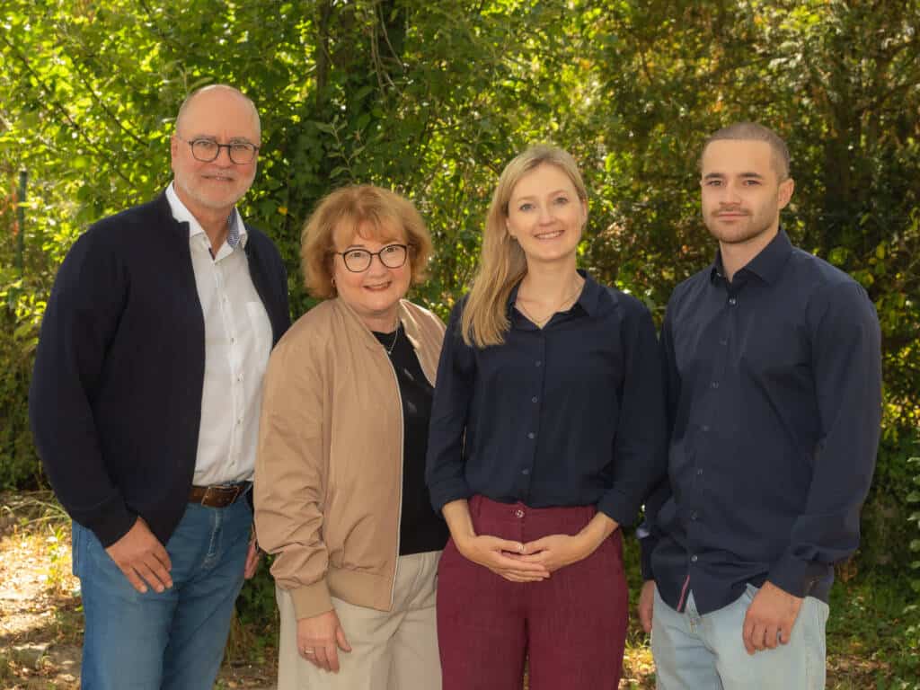 Helmut & Ulrike Witt, Amelie Zink, Luca Witt Familie Witt im Garten